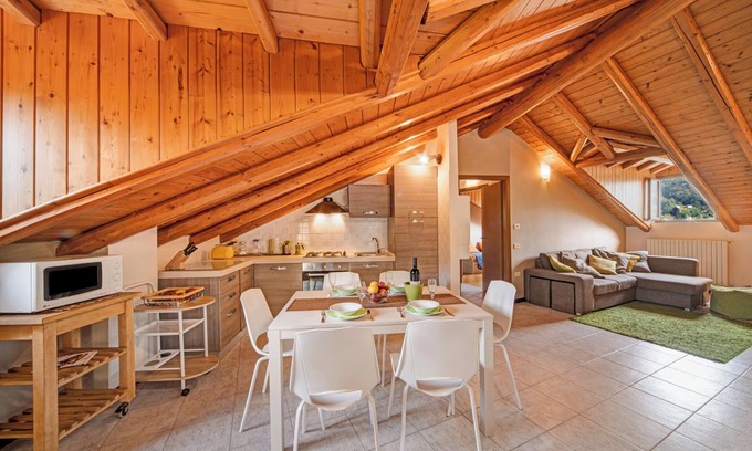 Esino Lario Apartamento | Apartamento 'Mansarda Fra Monte E Lago' con vistas a la montaña, terraza compartida y Wi-Fi
