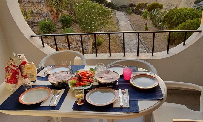 Vale de Centianes Apartamento | Apartamento 'Mar-Colina-Sol' con vistas al mar, acceso a la playa, terraza y Wi-Fi