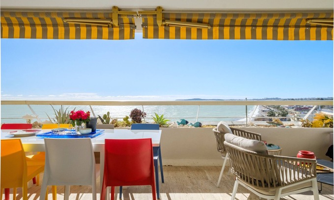 Villeneuve Loubet Beach Apartamento | Apartamento 'Marina Baie Des Anges' con vistas al mar, Wi-Fi y aire acondicionado