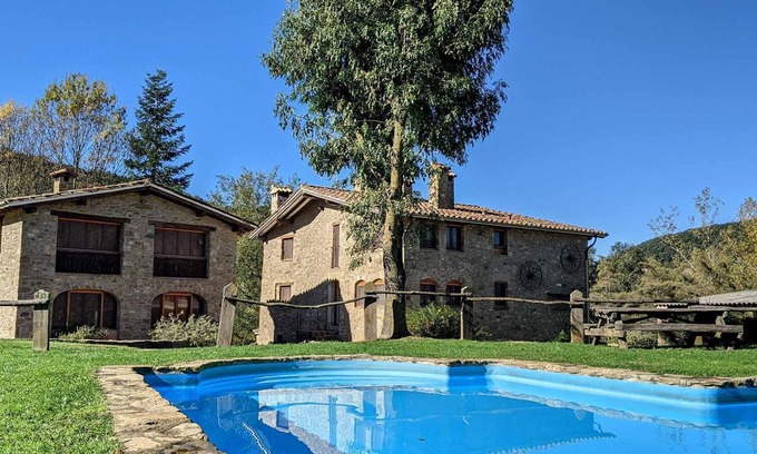 Santa Pau Apartamento | Apartamento 'Mas El Carrer - Blanc' con piscina compartida, jardín compartido y Wi-Fi