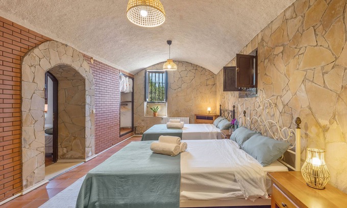 Tordera Apartamento | Apartamento 'Masìa Can Bavi' con vistas a la montaña, terraza compartida y Wi-Fi