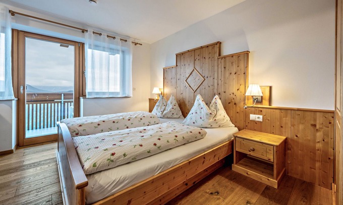 Vandoies Apartamento | Apartamento "Maurerhof Morgenrot" con vistas a la montaña, balcón privado y Wi-Fi
