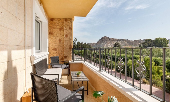 Archena Apartamento | Apartamento 'Mirador Del Seg' con vistas a la montaña, Wi-Fi y aire acondicionado.