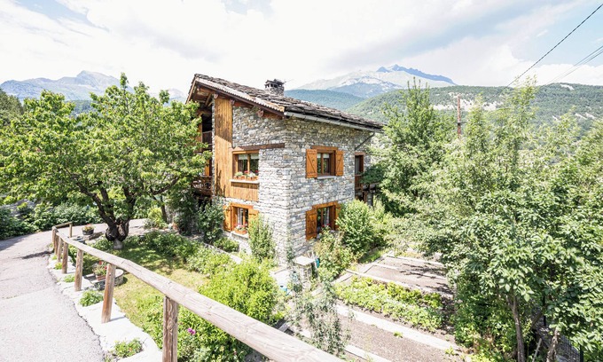 Bramans Apartamento | Apartamento 'Montagnard Savoyard' con vistas a la montaña, terraza privada y Wi-Fi