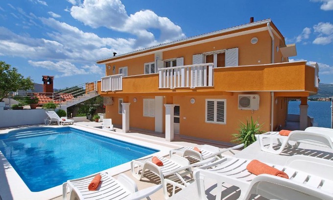 Arbanija Apartamento | Apartment Mornar-4 by Interhome