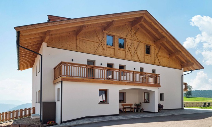 San Genesio Atesino Apartamento | Apartamento 'Moserhof Wohnung Salbei' con vistas a la montaña, balcón y Wi-Fi