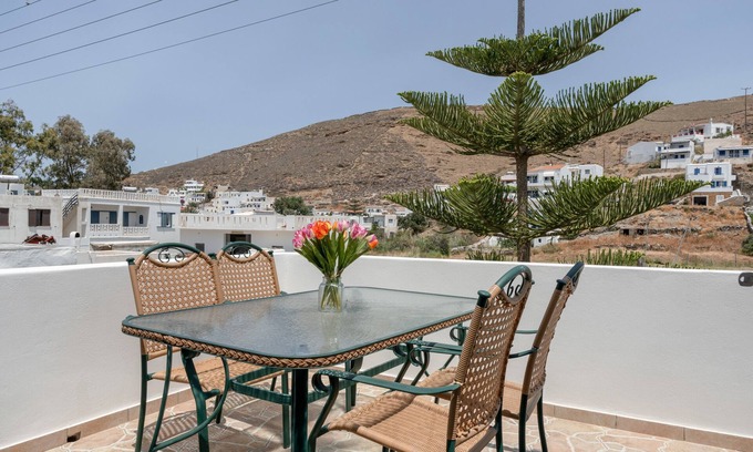 Merichas Apartamento | Apartamento 'Mouria House' con vistas al mar, Wi-Fi y aire acondicionado