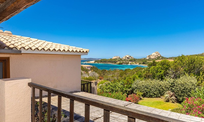 Baja Sardinia Apartamento | Apartamento "Mucchi Bianchi LC-103" con vistas al mar, Wi-Fi, balcón y jardín; admite mascotas