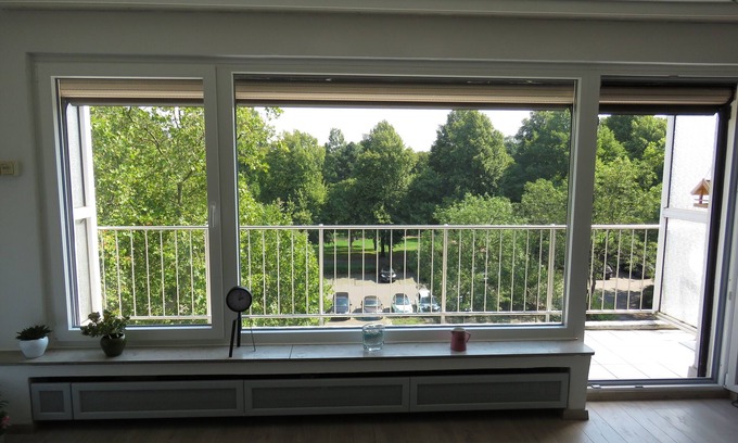 Suedviertel Apartamento | Apartamento cerca del centro con balcón y vista al parque de la ciudad.