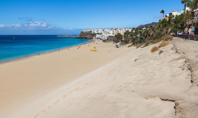 Bahia Calma Apartamento | Apartment near the beach, big terrace with nice sea views, wifi and parking
