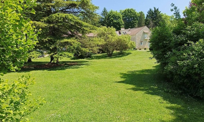 Ormoy-la-Riviere Apartamento | Apartment 'Oasis Près De Paris - Piscine' with Shared Pool, Balcony and Wi-Fi