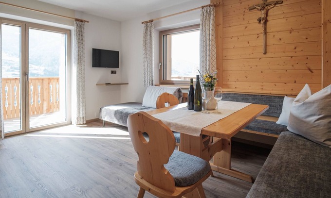 Velturno Apartamento | Apartamento 'Oberhemberger Hof Zwoaer' con vistas a la montaña, terraza compartida y Wi-Fi
