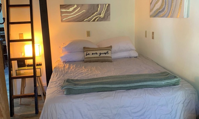 Brunswick Apartamento | Apartment on Boody Street, walk to Bowdoin College. Pet-friendly!