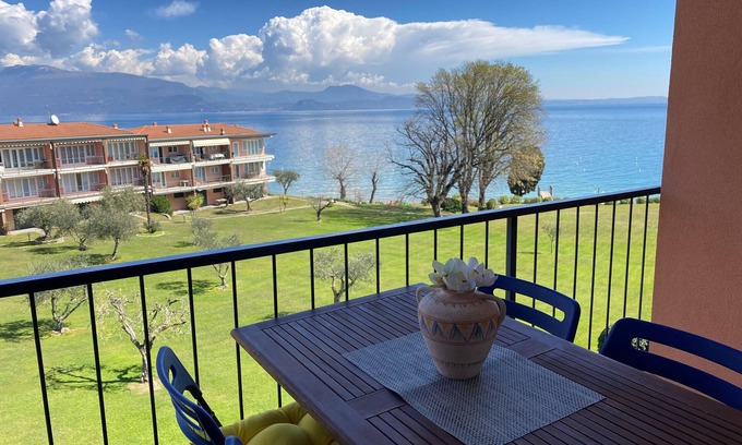 Solarolo Apartamento | "On the Beach Manerba del Garda" con vistas al lago, piscina, jardín y Wi-Fi