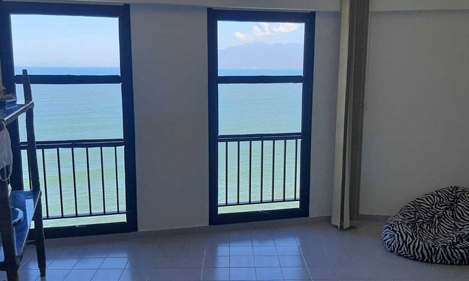 Ipiranga Casa | Apartment on Martim de Sá beach avenue, sea view, foot in the sand