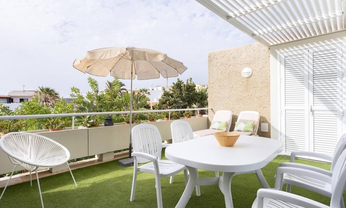 Poris de Abona Apartamento | Apartamento en la playa, zona de trabajo y parking privado - PillowAbroad
