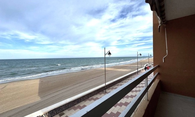El Perelló Apartamento | Apartment on the BEACHFRONT, stunning sunrises and sunsets.