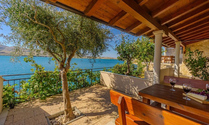 Zubovici Apartamento | Apartment on top of the cliff right on the beach with sea views