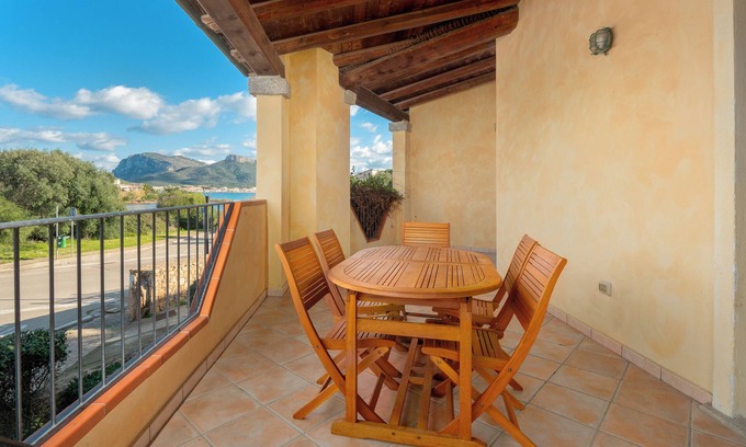Baia Caddinas Apartamento | Apartamento 'Orizzonti 31' con vistas al mar, terraza privada y aire acondicionado