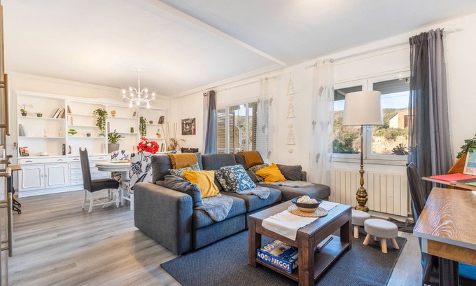 Alfarras Apartamento | Apartamento 'Pablo Y Francisca' con vistas a la montaña, terraza privada y Wi-Fi