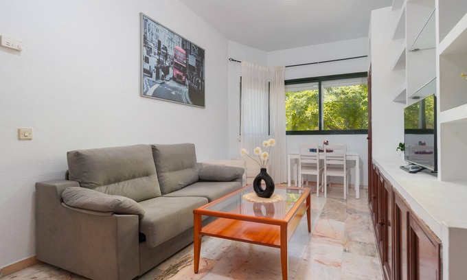 Parque Alcosa Apartamento | Apartamento 'Palacio De Congresos' con piscina compartida, Wi-Fi y aire acondicionado