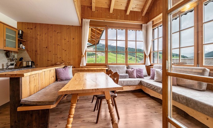 Pedraces Apartamento | Apartamento 'Paracia Pec' con acceso a pistas de esquí, vistas a la montaña, balcón y Wi-Fi