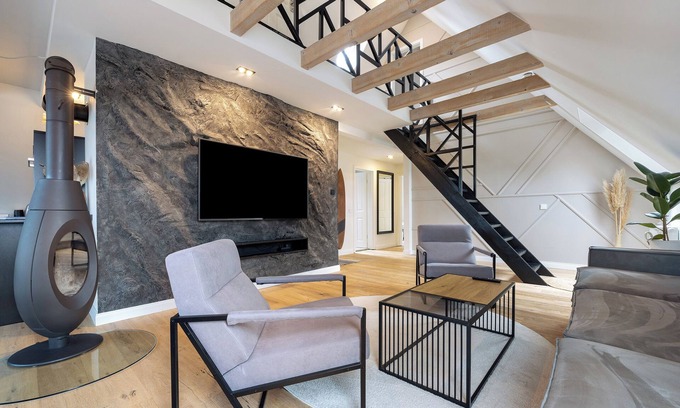 Halstenbek Apartamento | Apartamento 'Penthouse Kokorey' con jardín compartido, balcón y Wi-Fi
