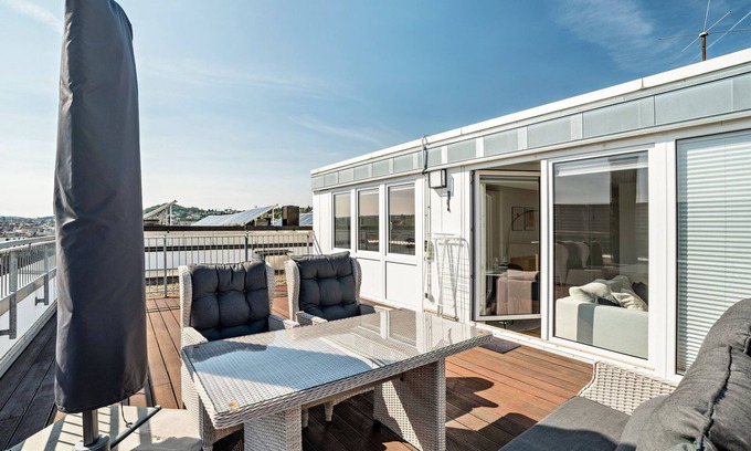 Pforzheim Apartamento | Apartamento 'Penthouse In Zentraler Lage' con terraza privada y Wi-Fi