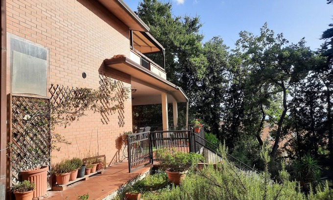 San Mariano Apartamento | Apartamento 'Perugia Mansarda In Villa' con terraza privada, jardín compartido y Wi-Fi
