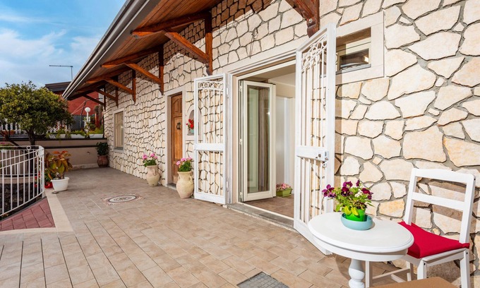 Aci Sant'Antonio Apartamento | Apartment 'Pètra Janca' con vistas a la montaña, terraza privada y aire acondicionado.