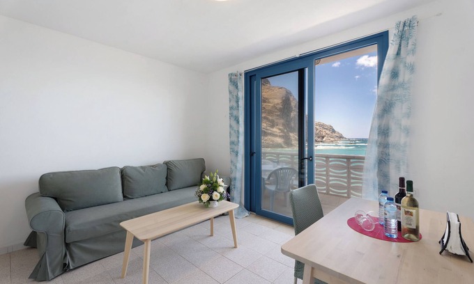 Alojera Apartamento | Apartamento 'Playa Azul - 9' con vistas al mar, terraza privada y Wi-Fi