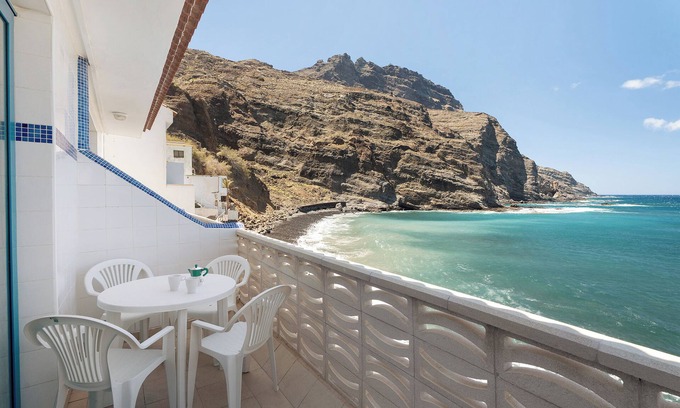 Alojera Apartamento | Apartamento 'Playa Azul - 7' con vistas al mar, terraza privada y Wi-Fi