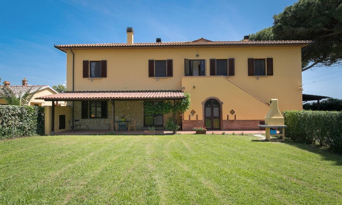 Cecina Casa | Apartamento 'Podere Nuti - 2 Beloro' con piscina compartida, jardín compartido y Wi-Fi