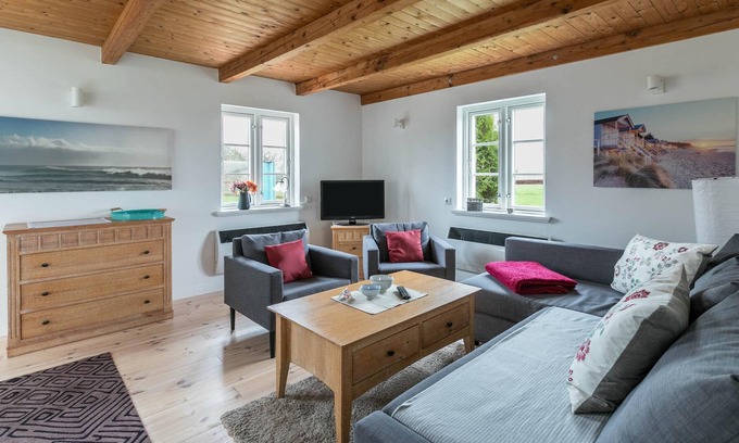 Hillgroven Apartamento | Apartment “Pony Peters Ferienwohnung 3” close to the Dyke with Wi-Fi, Terrace & Garden