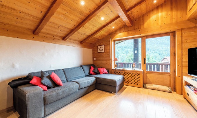 Saint-Jean-de-Sixt Apartamento | Apartamento 'Appartement Proche La Clusaz' con vistas a la montaña y balcón