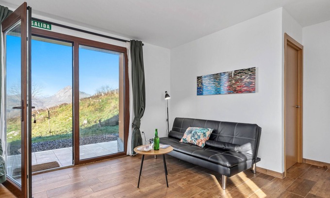 Santianes de Ola Apartamento | Apartamento 'Prao' con vistas a la montaña, terraza privada y Wi-Fi