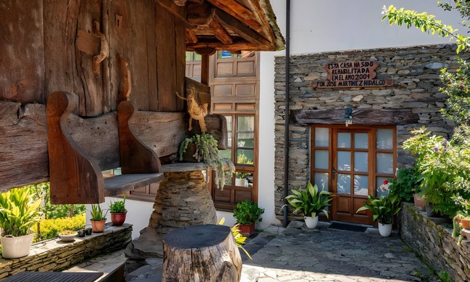 Cibuyo Apartamento | Apartamento 'Puente Del Narcea 3' con vistas a la montaña, terraza privada y Wi-Fi
