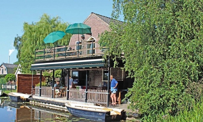 Broek op Langedijk Apartamento | Apartment right on the water. With a beautiful view of the canals and fields of "the kingdom of 1000 islands".