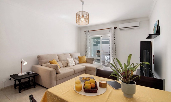 Vila Nova De Cacela Apartamento | Apartamento 'Rosas No Lagar' con terraza privada, Wi-Fi y aire acondicionado