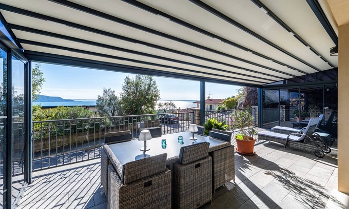 Pulciano Apartamento | Apartamento 'Residencia Virgilio Green' con vistas al lago, Wi-Fi y aire acondicionado