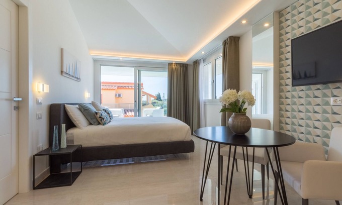 Villa San Pietro Apartamento | Apartamento "Residence Meridian Unità 7" cerca de la playa, piscina, Wi-Fi, A/C y balcón