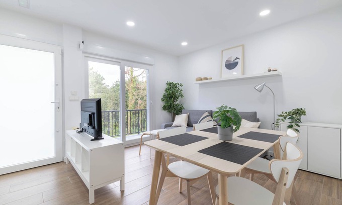 Rates Apartamento | Apartamento 'Ría De San Cosme Laxeira' con vistas a la montaña, jardín y aire acondicionado