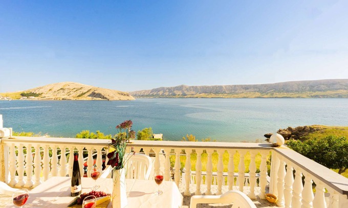 Zubovici Apartamento | Apartment right on the sea, boat dock and shared terrace on the beach