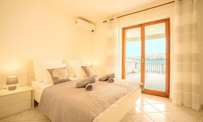 Zubovici Apartamento | Apartment right on the sea, boat dock and shared terrace on the beach