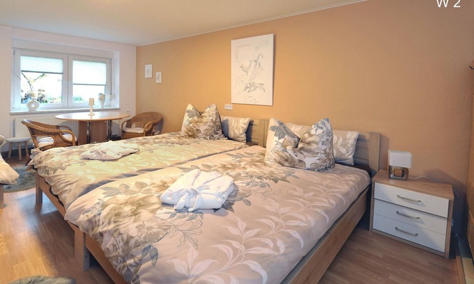 Babow Apartamento | Apartment Rita 2, bedroom, living room, kitchen, shower/WC, outdoor seating area - Ferienwohnungen Rita