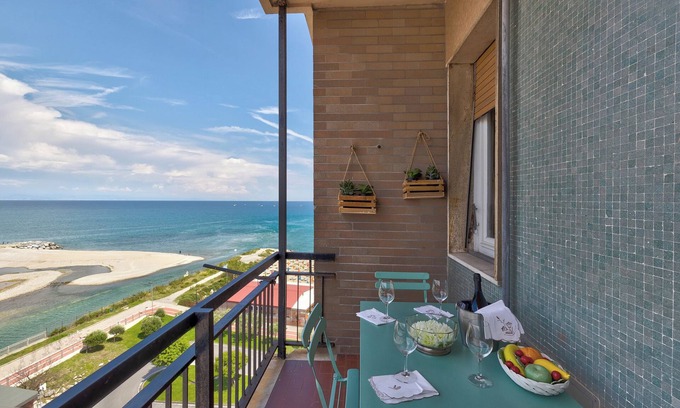 Vado Ligure Apartamento | Apartamento 'Riva Mare 1' con plaza de aparcamiento, vistas al mar, balcón y Wi-Fi