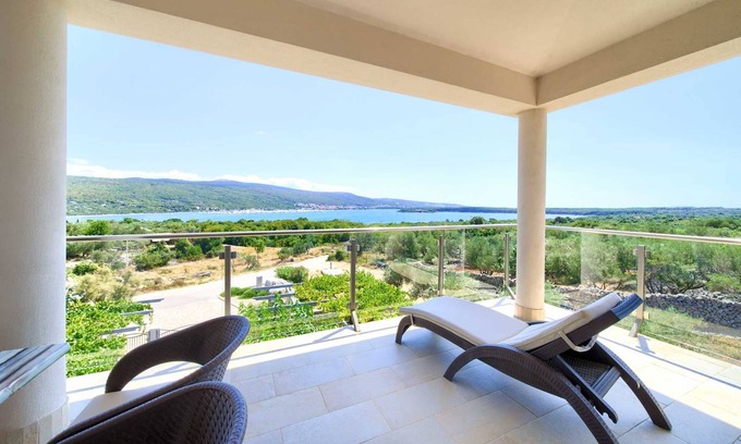 Kornic Apartamento | Apartamento ROYAL 1 con piscina y jacuzzi