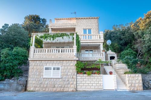 Cove Tri Zala (Zrnovo) Apartamento | Apartment Ružica