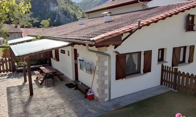 Peñamellera Alta Apartamento | Apartamento 'Rural Rubó' con vistas a la montaña, terraza privada y Wi-Fi