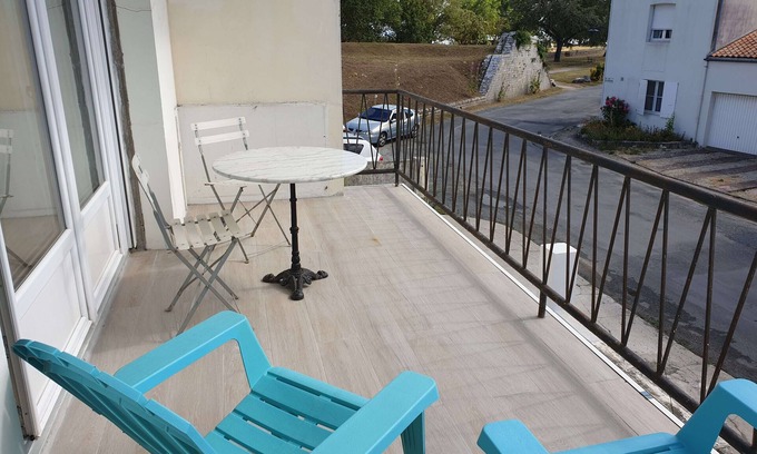 Le Chateau-d'Oleron Apartamento | Apartamento 'Studio Centre Du Château' con balcón y Wi-Fi